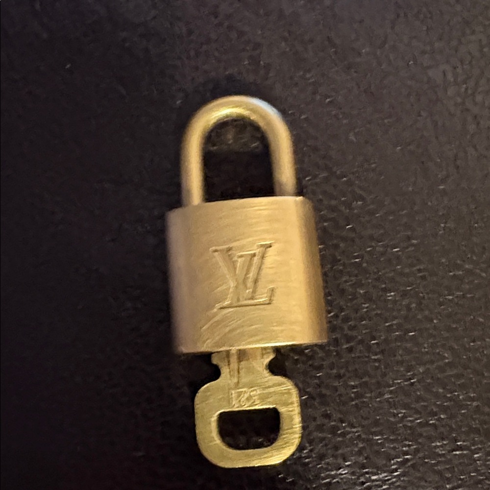 Authentic Louis Vuitton lock & key #321 (EUC) 🔐